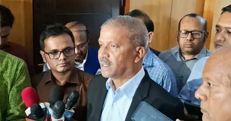 সাংবাদিকদের সঙ্গে কথা বলছেন আইন উপদেষ্টা